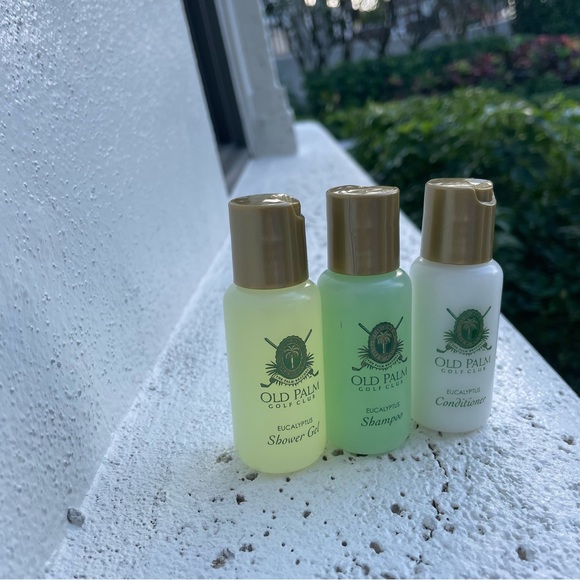 EXCLUSIVE - Old Palm Golf Club Travel Amenities Set - Picture 3 of 7